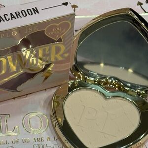 P.Louise Full Coverage Under Eye Powder - Macaroon. New in heart shaped compact